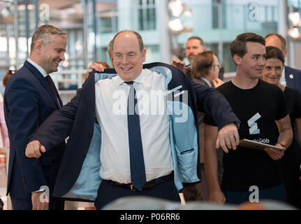 08. Juni 2018, Deutschland, Dresden: Albert II., Fürst von Monaco (C) nimmt seine Jacke aus, bei seinem Besuch in der Gläsernen Manufaktur von Volkswagen. Prince Albert ist aufgrund der Europäischen Kulturpreis TAURUS in den Abend zu erhalten. Foto: Monika Skolimowska/dpa-Zentralbild/dpa Stockfoto