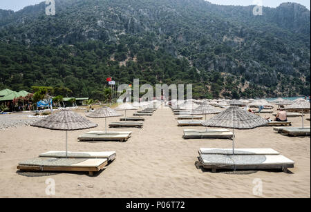 25. Mai 2018, Türkei, Dalyan: Strand Liegestühle auf der leeren Iztuzu Strand. - Keine LEITUNG SERVICE - Foto: Jens Kalaene/dpa-Zentralbild/dpa Stockfoto