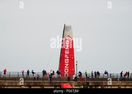 Cardiff, Wales, UK. 8. Juni 2018. Das Segel von Dongfeng towers über Zuschauer, wie es zurück in die Marina nach dem Gewinn der In-port Race das Volvo Ocean Race. Credit: Phillip Thomas/Alamy leben Nachrichten Stockfoto