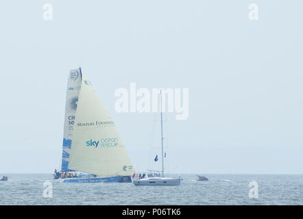 Cardiff, Wales, UK. 8. Juni 2018. Drehen Sie die Tide auf Kunststoff während des Volvo Ocean Race In-port Race. Credit: Phillip Thomas/Alamy leben Nachrichten Stockfoto