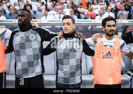 Leverkusen, Deutschland. 08 Juni, 2018. Antonio Rüdiger (Deutschland), Mesut Oezil (Deutschland), Ilkay Gundogan (Deutschland) singen die Nationalhymne vor dem Spiel beginnt GES/Fußball/Testspiel: Deutschland - Saudi-Arabien, 08.06.2018 Fußball: Testspiel: Deutschland - Saudi Arabien, Leverkusen, 8. Juni 2018 | Verwendung der weltweiten Kredit: dpa/Alamy leben Nachrichten Stockfoto