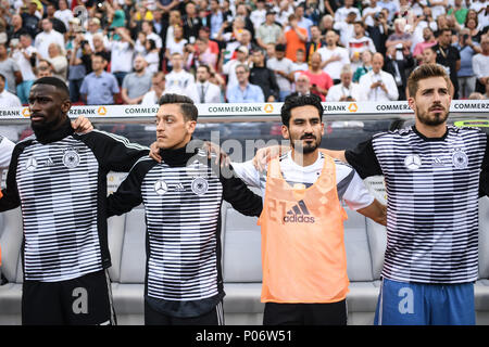 Leverkusen, Deutschland. 08 Juni, 2018. Antonio Rüdiger (Deutschland), Mesut Oezil (Deutschland), Ilkay Gundogan (Deutschland) und Torwart Kevin Trapp (Deutschland) singen die Nationalhymne vor dem Spiel GES/Fußball/Test Match beginnt: Deutschland - Saudi-Arabien, 08.06.2018 Fußball: Testspiel: Deutschland, vs Saudi-arabien, Leverkusen, 8. Juni 2018 | Verwendung der weltweiten Kredit: dpa/Alamy leben Nachrichten Stockfoto