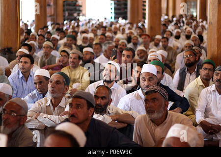 Srinagar, Jammu und Kaschmir, Indien. 8. Juni 2018. Kaschmir Männer besuchen Gebete anlässlich der Youm - e-Quds oder Al Quds Tag in der Großen Moschee in Srinagar, die Hauptstadt des indischen Teil Kaschmirs gesteuert. Credit: Faisal Khan/ZUMA Draht/Alamy leben Nachrichten Stockfoto