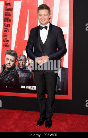 Los Angeles, Kalifornien, USA. 7. Juni 2018. JEREMY RENNER kommt an dem Tag Uraufführung am Regency Dorf Theater in Westwood. Credit: Billy Bennight/ZUMA Draht/Alamy leben Nachrichten Stockfoto