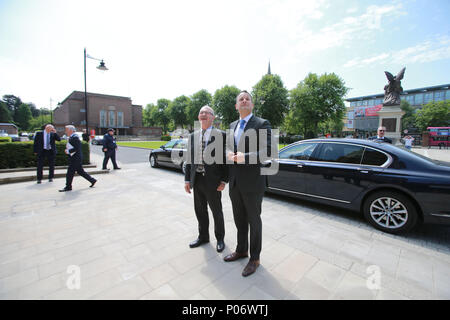 Belfast, Nordirland. 8 Jun, 2018. Ein Taoiseach, Leo Varadkar ist von Professor James McElnay, Präsident und Rektor der Queen's University Belfast bei seinem zweiten Engagement zu Nordirland begrüßt, Freitag, Juni 8th, 2018. Später der Taoiseach wird auch in diesem Jahr für die Féile eine phobail Gemeinschaft Festival in West Belfast starten. Kredit - Foto/Paul McErlane Credit: Irish Auge/Alamy leben Nachrichten Stockfoto