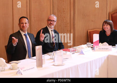 Belfast, Nordirland. 8 Jun, 2018. Ein Taoiseach, Leo Varadkar verbindet Professor Richard Englisch und Ann McGregor bei einem Treffen von Vertretern der umfassenderen Geschäfts und die Sektoren an der Queen's University Belfast, Nordirland, Freitag, Juni 8th, 2018. Später wird er auch in diesem Jahr für die Féile eine phobail Gemeinschaft Festival in West Belfast starten. Kredit - Foto/Paul McErlane Credit: Irish Auge/Alamy leben Nachrichten Stockfoto