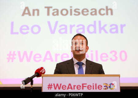 Belfast, Nordirland. 8 Jun, 2018. Ein Taoiseach, Leo Varadkar spricht auf der Start auch in diesem Jahr für die Féile eine phobail Gemeinschaft Festival in West Belfast, Nordirland, Freitag, Juni 8th, 2018. Kredit - Foto/Paul McErlane Credit: Irish Auge/Alamy leben Nachrichten Stockfoto