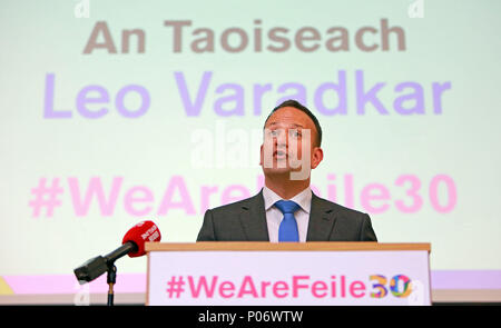 Belfast, Nordirland. 8 Jun, 2018. Ein Taoiseach, Leo Varadkar spricht auf der Start auch in diesem Jahr für die Féile eine phobail Gemeinschaft Festival in West Belfast, Nordirland, Freitag, Juni 8th, 2018. Kredit - Foto/Paul McErlane Credit: Irish Auge/Alamy leben Nachrichten Stockfoto