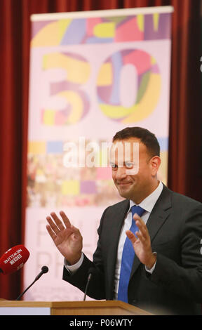 Belfast, Nordirland. 8 Jun, 2018. Ein Taoiseach, Leo Varadkar kommt für den Start auch in diesem Jahr für die Féile eine phobail Gemeinschaft Festival in West Belfast, Nordirland, Freitag, Juni 8th, 2018. Kredit - Foto/Paul McErlane Credit: Irish Auge/Alamy leben Nachrichten Stockfoto