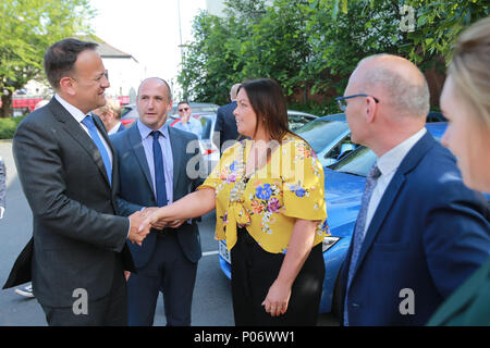 Belfast, Nordirland. 8 Jun, 2018. Ein Taoiseach, Leo Varadkar erfüllt die Belfast neue Oberbürgermeister Stadtrat Deirdre Hargey, wie er für den Start auch in diesem Jahr für die Féile eine phobail Gemeinschaft Festival in West Belfast, Nordirland, Freitag, Juni 8th, 2018 eintrifft. Kredit - Foto/Paul McErlane Credit: Irish Auge/Alamy leben Nachrichten Stockfoto