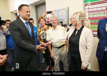 Belfast, Nordirland. 8 Jun, 2018. Ein Taoiseach, Leo Varadkar wird durch Sinn Feins Michelle Mary O'Neill begrüßt, als er für den Start auch in diesem Jahr für die Féile eine phobail Gemeinschaft Festival in West Belfast, Nordirland, Freitag, Juni 8th, 2018 eintrifft. Kredit - Foto/Paul McErlane Credit: Irish Auge/Alamy leben Nachrichten Stockfoto