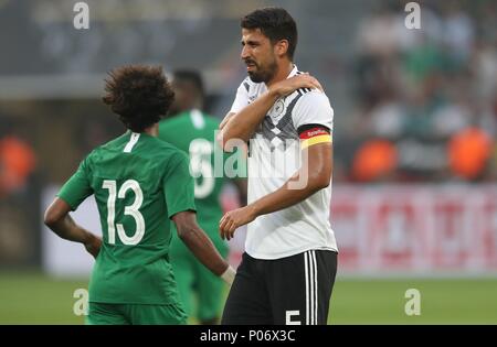 Leverkusen, Deutschland. 08 Juni, 2018 firo Fußball: Fußball: 08.06.2018 Nationalmannschaft Testspiel: Deutschland - Saudi Arabien Sami Khedira SCHMERZT SCHULTER | Verwendung der weltweiten Kredit: dpa/Alamy leben Nachrichten Stockfoto