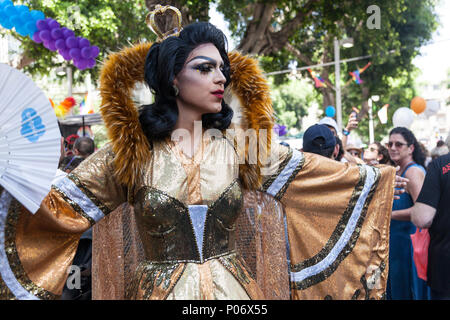 Tel Aviv, Israel. 8 Jun, 2018. Unter der prallen Sonne, 250000 Menschen besuchten von Tel Aviv 20. jährliche Gay Pride Parade. Die Veranstaltung ist das größte seiner Art im Nahen Osten, und Zehntausende von internationalen Touristen in die Feierlichkeiten, in Israel vor allem Fliegen, an der Parade teilzunehmen. Credit: galit Seligmann/Alamy leben Nachrichten Stockfoto