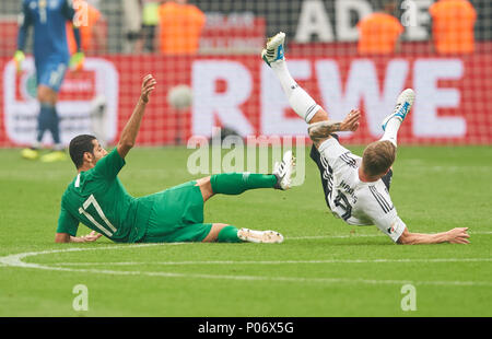 Leverkusen, Deutschland. 8 Jun, 2018. Deutschland - Saudi-Arabien, Fußball, Leverkusen, Juni 08, 2018 Toni Kroos, DFB 8 konkurrieren um die Kugel, Bekämpfung, Duell gegen Taisser ALJASSAM, Saudi-arabien Nr. 17 Deutschland - SAUDI ARABIEN Freundschaftsspiel, deutscher Fußball-Nationalteam, DFB, Saison 2017/2018, Juni 08, 2018 in Leverkusen, Deutschland. Foto: MAGICS/Peter Schatz Credit: Peter Schatz/Alamy leben Nachrichten Stockfoto