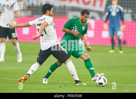 Leverkusen, Deutschland. 8 Jun, 2018. Deutschland - Saudi-Arabien, Fußball, Leverkusen, Juni 08, 2018 Ilkay GUENDOGAN, DFB 21, konkurrieren um die Kugel, Bekämpfung, Duell gegen Taisser ALJASSAM, Saudi-arabien Nr. 17 Deutschland - SAUDI ARABIEN Freundschaftsspiel, deutscher Fußball-Nationalteam, DFB, Saison 2017/2018, Juni 08, 2018 in Leverkusen, Deutschland. Foto: MAGICS/Peter Schatz Credit: Peter Schatz/Alamy leben Nachrichten Stockfoto