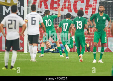 Leverkusen, Deutschland. 8 Jun, 2018. Deutschland - Saudi-Arabien, Fußball, Leverkusen, Juni 08, 2018 Treber - Andre TER STEGEN, TW DFB 22 erhält 2-1, Strafe 11 m Deutschland - Saudi-arabien Freundschaftsspiel, deutscher Fußball-Nationalteam, DFB, Saison 2017/2018, Juni 08, 2018 in Leverkusen, Deutschland. Foto: MAGICS/Peter Schatz Credit: Peter Schatz/Alamy leben Nachrichten Stockfoto