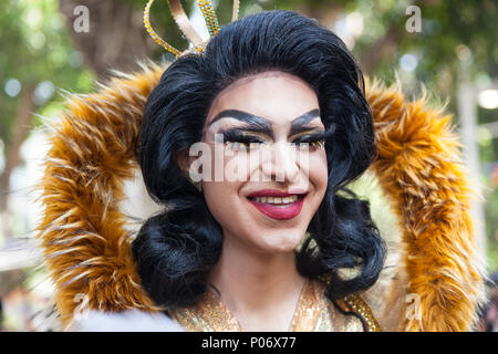 Tel Aviv, Israel. 8 Jun, 2018. Unter der prallen Sonne, 250000 Menschen besuchten von Tel Aviv 20. jährliche Gay Pride Parade. Die Veranstaltung ist das größte seiner Art im Nahen Osten, und Zehntausende von internationalen Touristen in die Feierlichkeiten, in Israel vor allem Fliegen, an der Parade teilzunehmen. Credit: galit Seligmann/Alamy leben Nachrichten Stockfoto