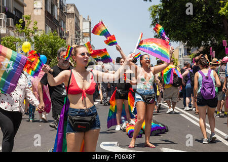 Tel Aviv, Israel. 8 Jun, 2018. Unter der prallen Sonne, 250000 Menschen besuchten von Tel Aviv 20. jährliche Gay Pride Parade. Die Veranstaltung ist das größte seiner Art im Nahen Osten, und Zehntausende von internationalen Touristen in die Feierlichkeiten, in Israel vor allem Fliegen, an der Parade teilzunehmen. Credit: galit Seligmann/Alamy leben Nachrichten Stockfoto