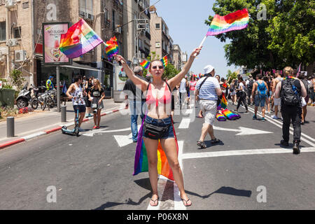 Tel Aviv, Israel. 8 Jun, 2018. Unter der prallen Sonne, 250000 Menschen besuchten von Tel Aviv 20. jährliche Gay Pride Parade. Die Veranstaltung ist das größte seiner Art im Nahen Osten, und Zehntausende von internationalen Touristen in die Feierlichkeiten, in Israel vor allem Fliegen, an der Parade teilzunehmen. Credit: galit Seligmann/Alamy leben Nachrichten Stockfoto