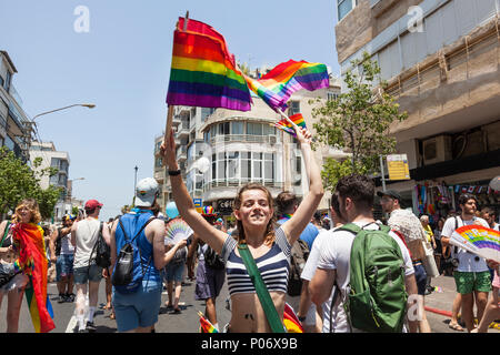 Tel Aviv, Israel. 8 Jun, 2018. Unter der prallen Sonne, 250000 Menschen besuchten von Tel Aviv 20. jährliche Gay Pride Parade. Die Veranstaltung ist das größte seiner Art im Nahen Osten, und Zehntausende von internationalen Touristen in die Feierlichkeiten, in Israel vor allem Fliegen, an der Parade teilzunehmen. Credit: galit Seligmann/Alamy leben Nachrichten Stockfoto