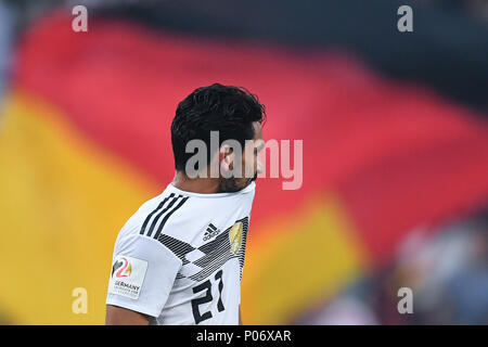 Leverkusen, Deutschland. 08 Juni, 2018. Ilkay Guendogan (Deutschland) nachdenklich vor der Flagge von Deutschland nach Spiel Ende GES/Fußball/Testspiel: Deutschland - Saudi-Arabien, 08.06.2018 Fußball: Testspiel: Deutschland, vs Saudi-arabien, Leverkusen, 8. Juni 2018 | Verwendung der weltweiten Kredit: dpa/Alamy leben Nachrichten Stockfoto