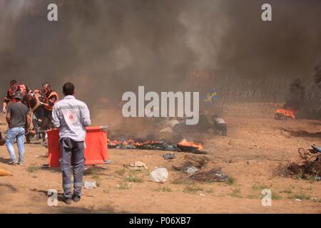 Gaza, Gazastreifen, palästinensischen Gebiet. 5 Mär, 2013. Palästinensische Demonstranten sammeln während der Auseinandersetzungen mit israelischen Truppen in einem Protest Kennzeichnung al-Quds Tag, (Jerusalem), an der Israel-Gaza Grenze im Osten von Gaza Stadt, am 8. Juni 2018 Credit: dawoud Abo Alkas/APA-Images/ZUMA Draht/Alamy leben Nachrichten Stockfoto