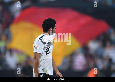 Leverkusen, Deutschland. 08 Juni, 2018. Ilkay Guendogan (Deutschland) nachdenklich vor der Flagge von Deutschland nach Spiel Ende GES/Fußball/Testspiel: Deutschland - Saudi-Arabien, 08.06.2018 Fußball: Testspiel: Deutschland, vs Saudi-arabien, Leverkusen, 8. Juni 2018 | Verwendung der weltweiten Kredit: dpa/Alamy leben Nachrichten Stockfoto