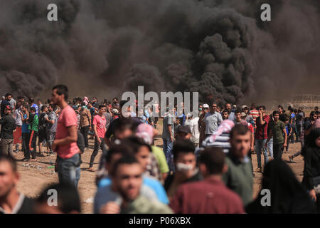 Gaza, Gazastreifen, palästinensischen Gebiet. 6 Mär, 2013. Palästinensische Demonstranten sammeln während der Auseinandersetzungen mit israelischen Truppen in einem Protest Kennzeichnung al-Quds Tag, (Jerusalem), an der Israel-Gaza Grenze im Osten von Gaza Stadt, am 8. Juni 2018 Credit: dawoud Abo Alkas/APA-Images/ZUMA Draht/Alamy leben Nachrichten Stockfoto