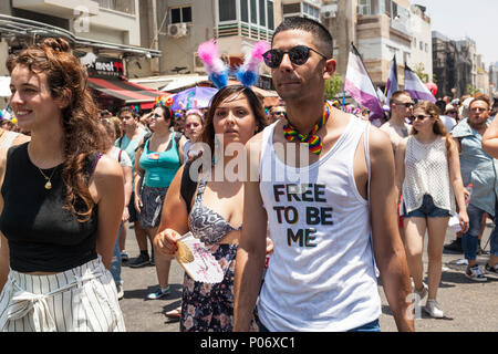 Tel Aviv, Israel. 8 Jun, 2018. Unter der prallen Sonne, 250000 Menschen besuchten von Tel Aviv 20. jährliche Gay Pride Parade. Die Veranstaltung ist das größte seiner Art im Nahen Osten, und Zehntausende von internationalen Touristen in die Feierlichkeiten, in Israel vor allem Fliegen, an der Parade teilzunehmen. Credit: galit Seligmann/Alamy leben Nachrichten Stockfoto