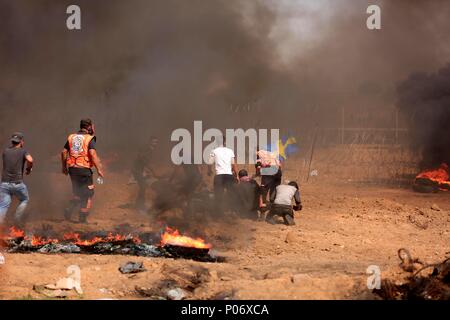 Gaza, Gazastreifen, palästinensischen Gebiet. 5 Mär, 2013. Palästinensische Demonstranten sammeln während der Auseinandersetzungen mit israelischen Truppen in einem Protest Kennzeichnung al-Quds Tag, (Jerusalem), an der Israel-Gaza Grenze im Osten von Gaza Stadt, am 8. Juni 2018 Credit: dawoud Abo Alkas/APA-Images/ZUMA Draht/Alamy leben Nachrichten Stockfoto