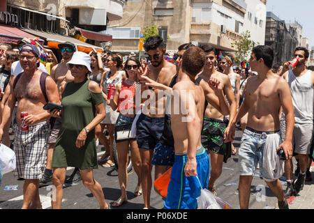 Tel Aviv, Israel. 8 Jun, 2018. Unter der prallen Sonne, 250000 Menschen besuchten von Tel Aviv 20. jährliche Gay Pride Parade. Die Veranstaltung ist das größte seiner Art im Nahen Osten, und Zehntausende von internationalen Touristen in die Feierlichkeiten, in Israel vor allem Fliegen, an der Parade teilzunehmen. Credit: galit Seligmann/Alamy leben Nachrichten Stockfoto