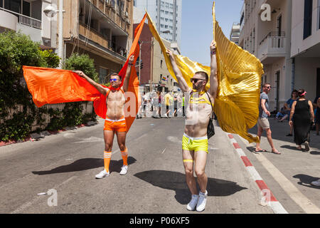 Tel Aviv, Israel. 8 Jun, 2018. Unter der prallen Sonne, 250000 Menschen besuchten von Tel Aviv 20. jährliche Gay Pride Parade. Die Veranstaltung ist das größte seiner Art im Nahen Osten, und Zehntausende von internationalen Touristen in die Feierlichkeiten, in Israel vor allem Fliegen, an der Parade teilzunehmen. Credit: galit Seligmann/Alamy leben Nachrichten Stockfoto