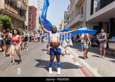 Tel Aviv, Israel. 8 Jun, 2018. Unter der prallen Sonne, 250000 Menschen besuchten von Tel Aviv 20. jährliche Gay Pride Parade. Die Veranstaltung ist das größte seiner Art im Nahen Osten, und Zehntausende von internationalen Touristen in die Feierlichkeiten, in Israel vor allem Fliegen, an der Parade teilzunehmen. Credit: galit Seligmann/Alamy leben Nachrichten Stockfoto