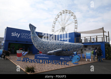 Cardiff, UK, 8. Juni 2018. Sky Ocean Rescue Kampagne, die Sensibilisierung von Kunststoff Verschmutzung in unseren Meeren. Volvo Ocean Race 2018, Sky Ocean Rescue in-port Race, Bein 10 von Cardiff nach Göteborg. Cardiff Bay Freitag, 8. Juni 2018. pic von Andrew Obstgarten/Alamy leben Nachrichten Stockfoto