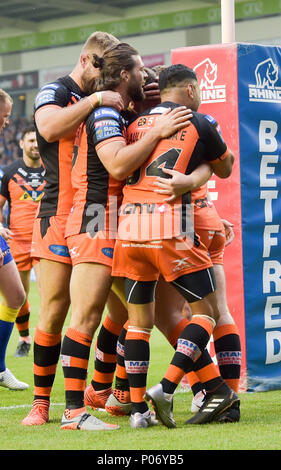 Warrington, UK, Freitag, 8. Juni 2018, Halliwell Jones Stadium, Warrington, England; Betfred Super League, Warrington Wolves v Castleford Tiger; Castleford feiern Credit: Aktuelles Bilder/Alamy leben Nachrichten Stockfoto