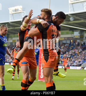 Warrington, UK, Freitag, 8. Juni 2018, Halliwell Jones Stadium, Warrington, England; Betfred Super League, Warrington Wolves v Castleford Tiger; Castleford Tiger feiern Credit: Aktuelles Bilder/Alamy leben Nachrichten Stockfoto