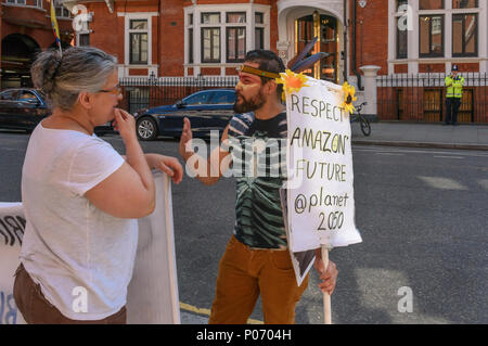 London, Großbritannien. 8. Juni 2018. Die Proteste gegenüber der kolumbianischen Botschaft der heutigen Gran Marcha Karneval in den Städten unterstützt in Kolumbien ihre Regierung anspruchsvolle respektiert die Rechte von lokalen Gemeinschaften gegen die Interessen der Bergbauunternehmen. Anwohner haben gegen AngloGold Ashranti ist riesig La Colosa Goldmine aufgrund der umfangreichen Umweltschäden, die sie verursachen würde. g Die Hydroituango dam. Erdölförderung im Putamayo verursacht übermäßige Verschmutzung und Protokollierung de ist die Credit: Peter Marschall/Alamy leben Nachrichten Stockfoto