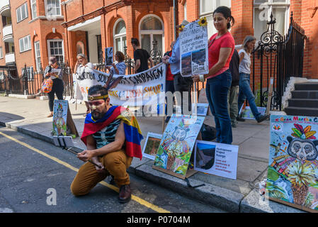 London, Großbritannien. 8. Juni 2018. Die Proteste gegenüber der kolumbianischen Botschaft der heutigen Gran Marcha Karneval in den Städten unterstützt in Kolumbien ihre Regierung anspruchsvolle respektiert die Rechte von lokalen Gemeinschaften gegen die Interessen der Bergbauunternehmen. Anwohner haben gegen AngloGold Ashranti ist riesig La Colosa Goldmine aufgrund der umfangreichen Umweltschäden, die sie verursachen würde. g Die Hydroituango dam. Erdölförderung im Putamayo verursacht übermäßige Verschmutzung und Protokollierung de ist die Credit: Peter Marschall/Alamy leben Nachrichten Stockfoto