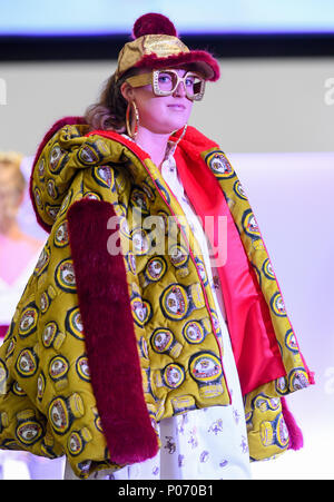 Southampton, England, UK, 8. Juni 2018. Solent Universität heute Abend hielt seine BA (HONS) Graduate Fashion Show in Southampton zur Schau zu stellen, die Fähigkeiten und die Phantasie des letzten Jahres Studenten. Die Sammlung von Jade Axam (Bild) nimmt seine Inspiration aus einer Zunge und Wange Blick auf aktuelle Debatten wie Brexit und die Formulierung der britischen Identität. Die Sammlung konzentriert sich auf die Queens sechs Corgis und der königlichen Familie. credit Paul Watt/Alamy Live News Credit: PBWPIX/Alamy leben Nachrichten Stockfoto