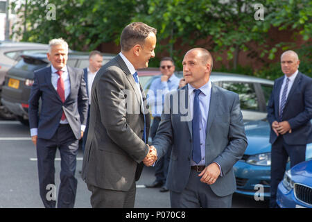 St Marys College in Belfast, Nordirland. 8. Juni 2018. Kevin Gamble (Mitte rechts), Direktor der Féile eine Phobail ist wer Welcooming Taoiseach, Leo Varadkar (Mitte links), die in Belfast war zu starten Féile eine Phobail des 30-jährigen Jubiläums festival programm bei St Marys Collage, Belfast Stockfoto