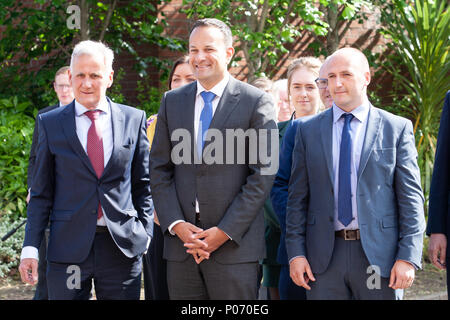 St Marys College in Belfast, Nordirland. 8. Juni 2018. Jim Darcy (Links) Kevin Gamble (Rechts), Direktor der Féile eine Phobail ist Wer den Taoiseach, Leo Varadkar (Mitte) Wer war in Belfast zu starten Féile eine Phobail des 30-jährigen Jubiläums festival programm bei St Marys Collage, Belfast eingeführt Stockfoto