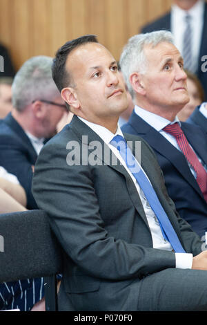 St Marys College in Belfast, Nordirland. 8. Juni 2018. Taoiseach Leo Varadkar (Links) mit Jim Darcy (Rechts) startet Féile 30jähriges Festival Programm eine Phobail bei St Marys Collage Stockfoto