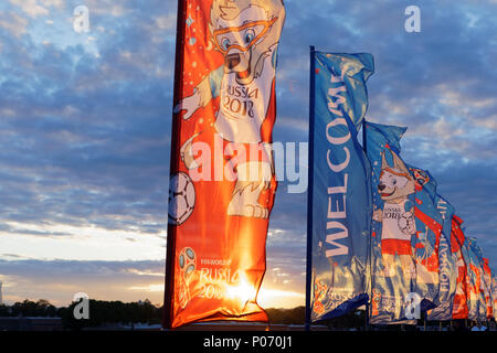 St. Petersburg, Russland, 8. Juni, 2018. Die Trinity Bridge durch Banner mit Zabivaka, das Maskottchen der FIFA WM 2018 eingerichtet. Sankt-petersburg bewirtet acht Spiele der WM soll am 15. Juni Credit statt: StockphotoVideo/Alamy leben Nachrichten Stockfoto