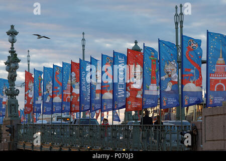 St. Petersburg, Russland, 8. Juni, 2018. Die Trinity Bridge durch Banner mit Zabivaka, das Maskottchen der FIFA WM 2018 eingerichtet. Sankt-petersburg bewirtet acht Spiele der WM soll am 15. Juni Credit statt: StockphotoVideo/Alamy leben Nachrichten Stockfoto