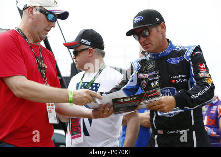 Brooklyn, Michigan, USA. 8. Juni 2018. Clint Bowyer (14) Autogramme für die Fans vor dem Öffnen Praxis für die FireKeepers Casino 400 am Michigan International Speedway in Brooklyn, Michigan. Quelle: Chris Owens Asp Inc/ASP/ZUMA Draht/Alamy leben Nachrichten Stockfoto