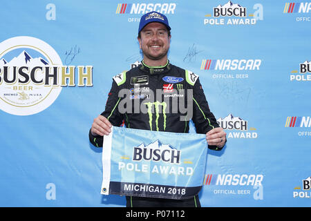 Brooklyn, Michigan, USA. 8. Juni 2018. Kurt Busch (41) gewinnt den Pol für die FireKeepers Casino 400 am Michigan International Speedway in Brooklyn, Michigan. Quelle: Chris Owens Asp Inc/ASP/ZUMA Draht/Alamy leben Nachrichten Stockfoto