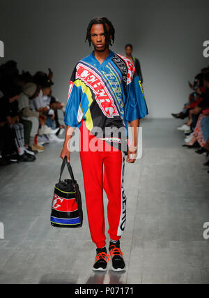 London, UK, 8. Juni, 2018. London Fashion Week Mens 08.06.2018. Heute, 8.Juni 2018, erster Tag an der London Fashion Week Männer SS 19. SS 19 Eröffnung Laufsteg mode Marke Eisberg bei BFC zeigen, Raum 180 Strand, London, UK, Europa vorgestellt. Credit: catwalking/Landebahnen/Alamy leben Nachrichten Stockfoto