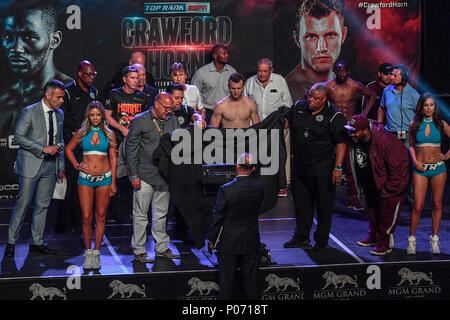 Las Vegas, Nevada, USA. 08 Juni, 2018. Terence Crawford und Jeff Horn Welt Welter Meisterschaft wiegen - in der MGM Grand Garden Arena in Las Vegas, Nevada am Juni 08, 2018. Credit: Damairs Carter/Medien Punch/Alamy leben Nachrichten Stockfoto