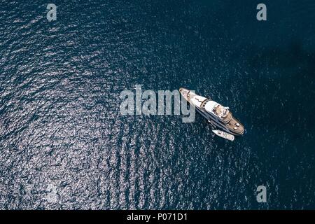 Athen, Griechenland. 8. Juni 2018. Eine Yacht Segeln in der Nähe des Saronischen Golf auf die Ägäis in der Nähe der Südküste von Athen, Griechenland, 8. Juni 2018. Griechischen Meere und Küsten, ein nationales Gut für die Mediterranen Land, die in der Kunststoffindustrie Umweltverschmutzung und Klimawandel bedroht sind, lokale Experten anlässlich des Welttag der Ozeane warnte markiert am Freitag. Credit: Lefteris Partsalis/Xinhua/Alamy leben Nachrichten Stockfoto