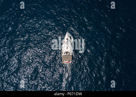 Athen, Griechenland. 8. Juni 2018. Eine Yacht Segeln in der Nähe des Saronischen Golf auf die Ägäis in der Nähe der Südküste von Athen, Griechenland, 8. Juni 2018. Griechischen Meere und Küsten, ein nationales Gut für die Mediterranen Land, die in der Kunststoffindustrie Umweltverschmutzung und Klimawandel bedroht sind, lokale Experten anlässlich des Welttag der Ozeane warnte markiert am Freitag. Credit: Lefteris Partsalis/Xinhua/Alamy leben Nachrichten Stockfoto